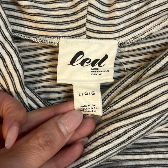 Women’s size large. Long shirt/dress great to pair with leggings - Picture 2 of 3